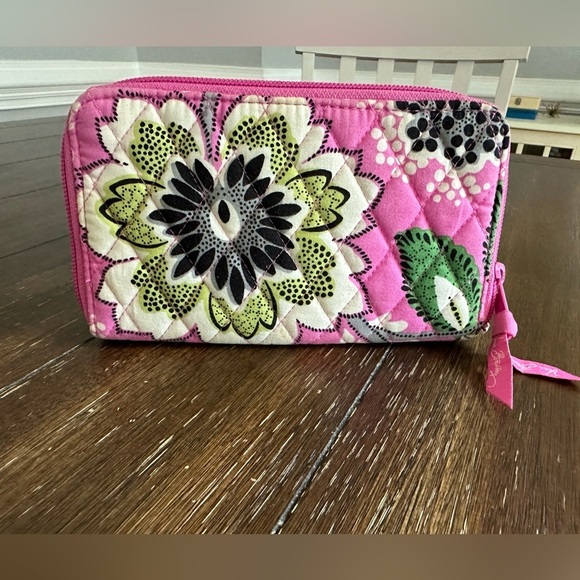 NWOT Vera Bradley zip around wallet - Picture 2 of 8